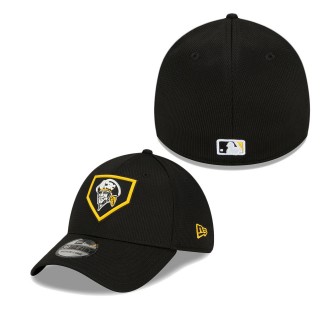 Men's Pittsburgh Pirates Black 2022 Clubhouse Cooperstown Collection 39THIRTY Flex Hat